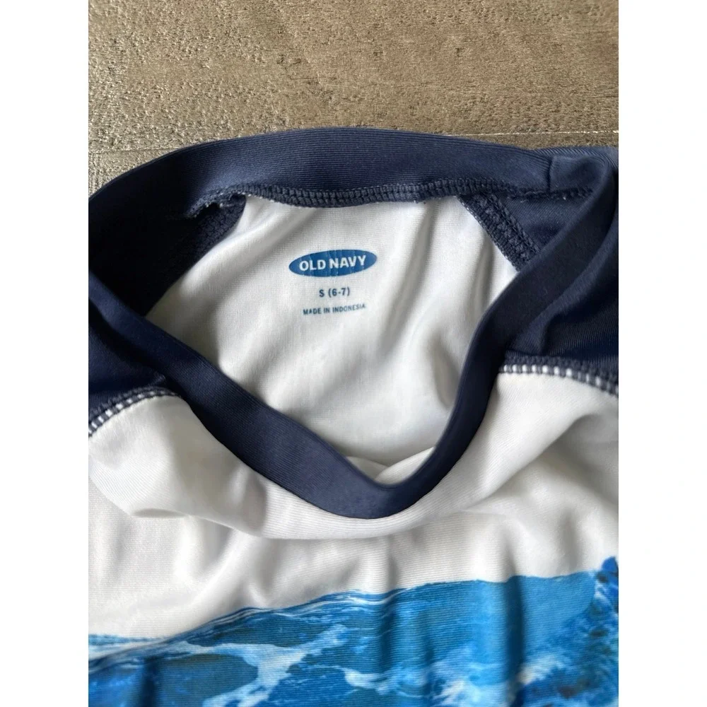 Old Navy Boys White Navy Blue Swim Shirt Size 6-7
